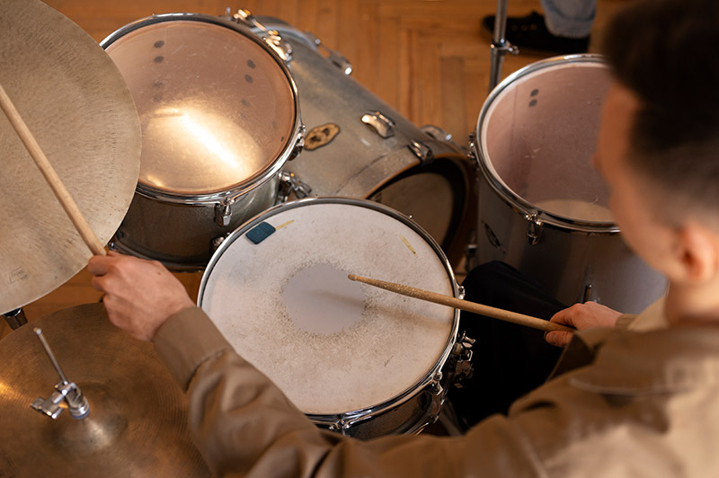 workshop drummen high-angle-musician-working-studio-web